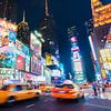 Taxi jaune sur Times Square par Laura Vink