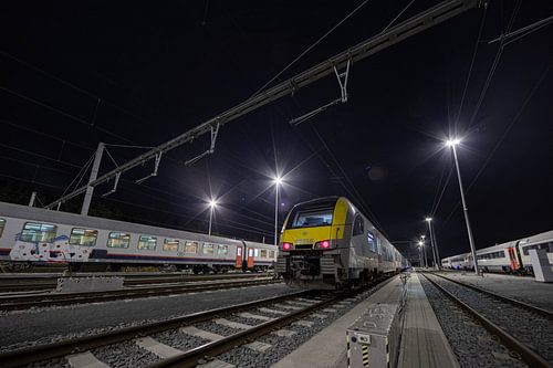 Des faisceaux de lumière au-dessus des trains