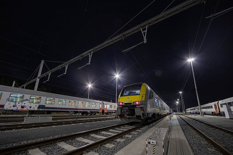 Lichtstralen boven de treinen van Siebe Taeleman