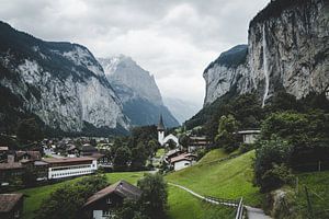 Lauterbrunnen een pittoresk dorp in Zwitserland van Tom in 't Veld