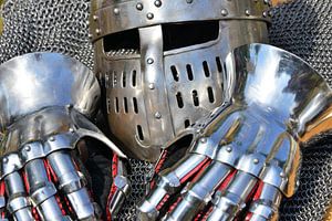Ritterhelm mit Handschuhe