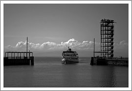Passagiersschip dat de haven binnenvaart van Barbara Litke