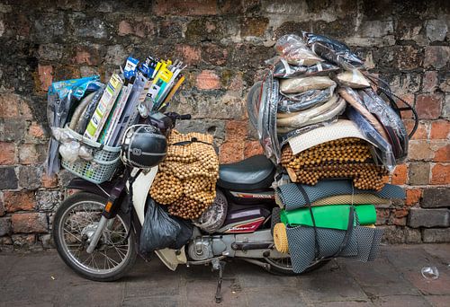 Fully packed scooter in Vietnam by Rietje Bulthuis