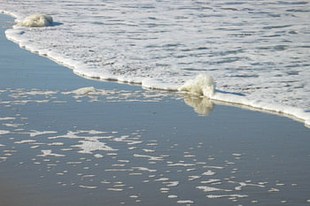 Schuim op het strand
