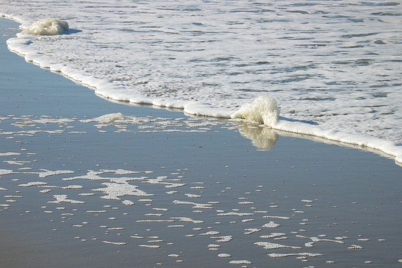 Schuim op het strand by Anouk Davidse
