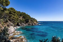 Steilküste mit türkisblauem Wasser im Mittelmeer in Frankreich von Andreas Freund