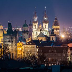 Uitzicht over Praag in de avond van Nic Limper