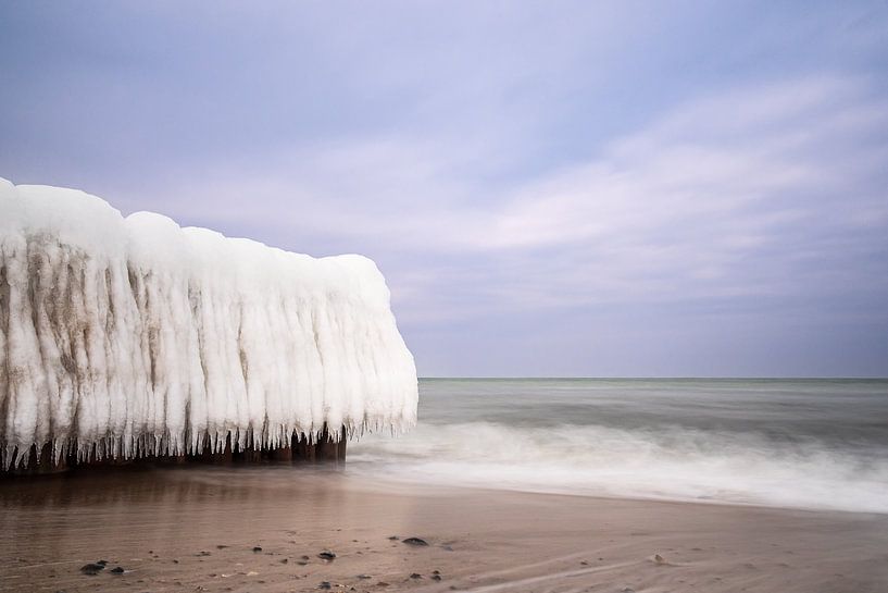Buhne in winter on the coast of the Baltic Sea near Kühlungsborn. by Rico Ködder