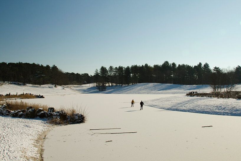Schlittschuhlaufen auf dem Wasser der Bergse Heide von Sabina Meerman