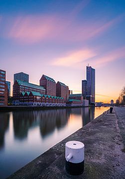 Rotterdam bij Dageraad – Stadsreflecties in Stilte van Hendrik Karremans