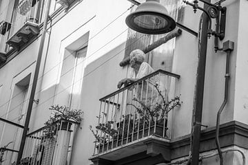 Italiaanse vrouw op balkon van Jeffrey Scholman