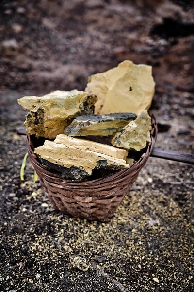 De gele oogst uit de rokende ingewanden van Ijen van Frank Photos
