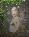 The Wall Flower: portret van vrouw als oude muurschildering van Renske Schut thumbnail