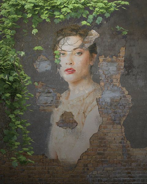 The Wall Flower: portret van vrouw als oude muurschildering van Renske Schut
