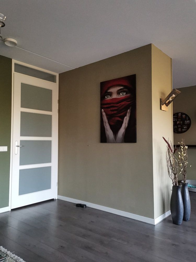 Eindringliches Foto einer Frau mit rotem Schleier - kraftvoller Blick mit grünen Augen (gesehen bei vtwonen)  von Elianne van Turennout 