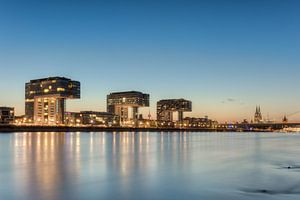 Kölner Skyline mit Kranhäusern und Dom
