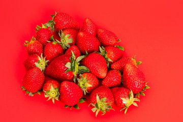 Stilleben mit Erdbeeren auf rotem Hintergrund. von Wim Stolwerk