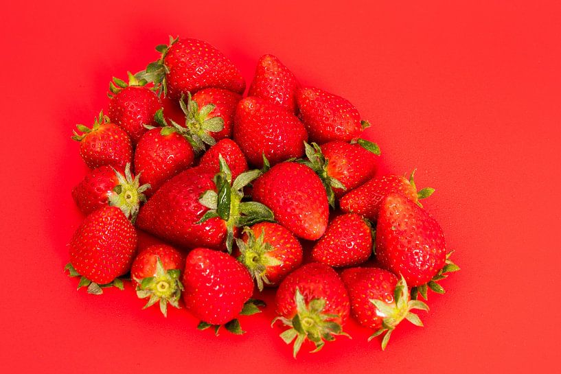 Stilleven met aardbeien op rode achtergrond. van Wim Stolwerk