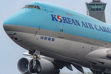 Take-off Korean Air Cargo Boeing 747-400. van Jaap van den Berg