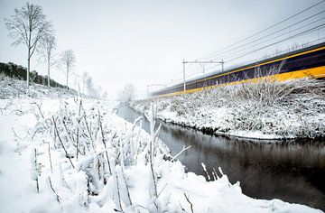 Trein in winters landschap van Kevin IJpelaar