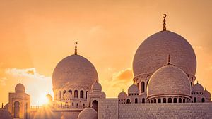 Kuppeln der Scheich-Zayid-Moschee bei Sonnenuntergang in Abu Dhabi VAE