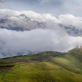 Dreifaltigkeitskirche von Gergeti, Kashbegi, Stepantsminda, Georgien von Arjan Oosterom