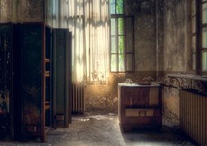 Lumière dans l'hôpital abandonné. sur Roman Robroek - Photos de bâtiments abandonnés