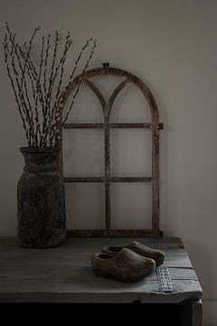 Nature morte rurale avec fenêtre d'étable, chatons de saule et sabots de bois sur Mayra Fotografie