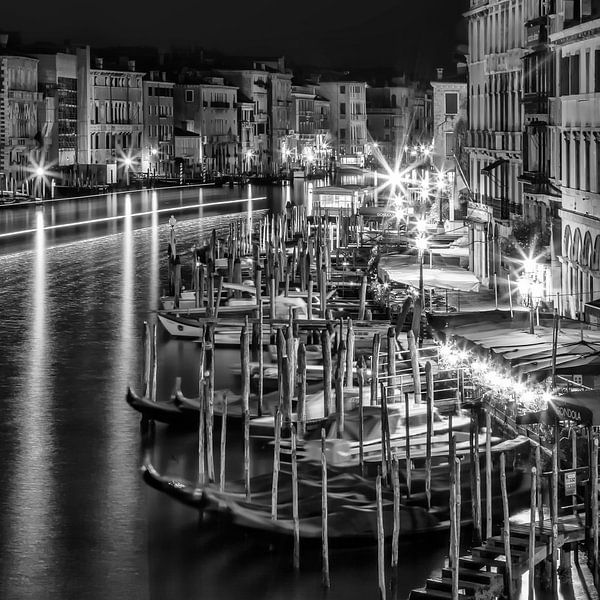 Venetië uitzicht vanaf de Rialtobrug | monochroom van Melanie Viola