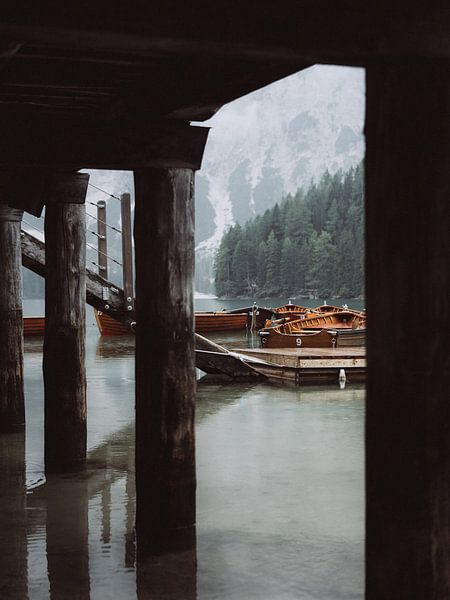 Bild aus den Dolomiten, Italien, Pragser Wildsee mit einer spannenden Komposition von Sharon Kastelijns