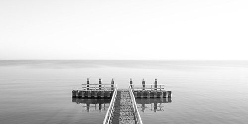 Hollands waterlandschap met reflectie en een steiger