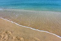 Tropisch strand met azuurblauwe zee