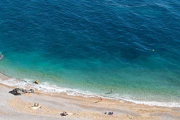 Blauw zeewater en ontspanning op het strand van Adriana Mueller