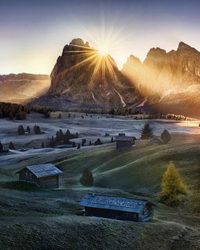Stimmungsvolle Seiser Alm in den Dolomiten am Morgen. von Voss Fine Art Fotografie