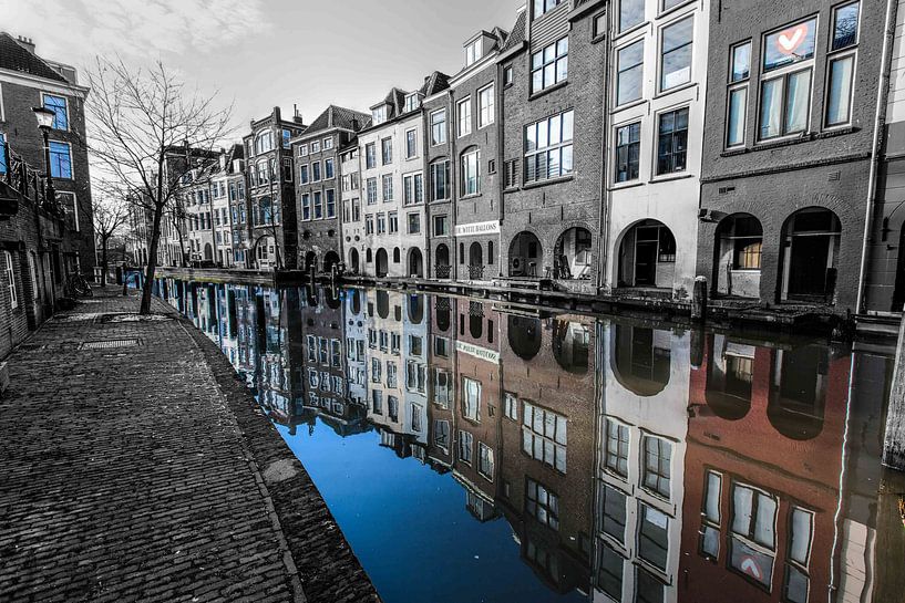 Kleur spiegeling van een zwart-wit beeld van de oudergracht in Utrecht van Wout Kok