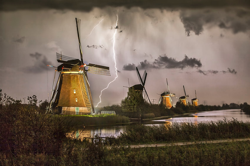 Blitze an den beleuchteten Windmühlen von Kinderdijk von <span class="secondary-font">Frans Lemmens</span>
