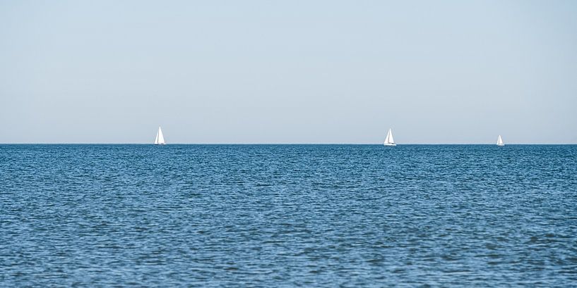 Segelboote am Horizont vor der Küste von Scheveningen von MICHEL WETTSTEIN