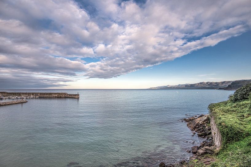 De baai van Lastres in de Spaanse provincie Cantabrie van Harrie Muis