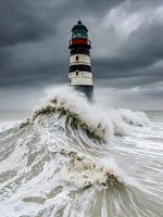 Imposante Welle trifft auf Leuchtturm