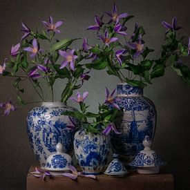 Blumenstillleben in blauen Delfter Vasen. von Inkhere Art