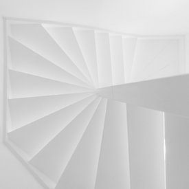 Zwart wit Abstract geometrisch bovenaanzicht wit trappenhuis van Mathieu van den Berk