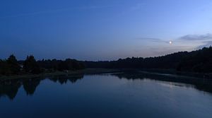 Rivier nacht panorama met maan van Dennis van de Water