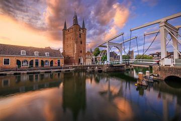 Le Zuidhavenpoort à Zierikzee en Zélande au coucher du soleil