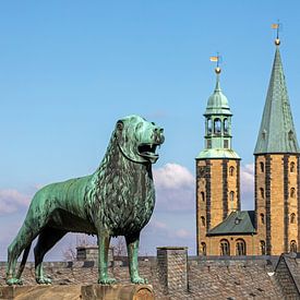 Leeuwstandbeeld voor het keizerlijk paleis in Goslar - de torens op de achtergrond van t.ART
