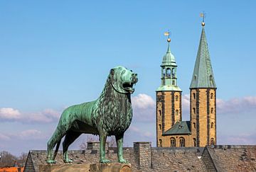 Leeuwstandbeeld voor het keizerlijk paleis in Goslar - de torens op de achtergrond