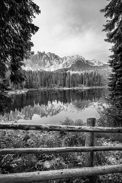 Het meer van Carezza in de Dolomieten in Italië in staand formaat in zwart-wit van Manfred Voss, Schwarz-weiss Fotografie