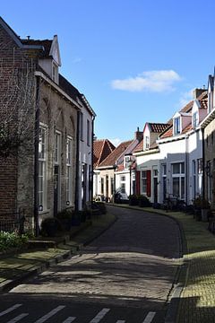 Kromme Oosterwijk in Harderwijk met een blauwe lucht van Gerard de Zwaan