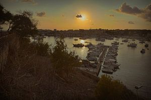 Sonnenuntergang im Hafen von Lampedusa: HDR-Fotografie mit starken Kontrasten und schönen Tiefen