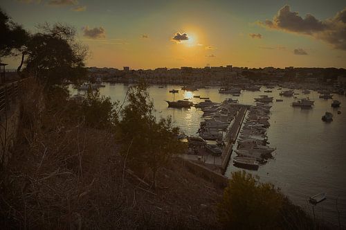 Zonsondergang in Lampedusa Haven: HDR-fotografie met Diepe Contrasten en Prachtige Dieptewerking
