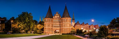 De Holsten Poort in Lübeck in het avondlicht